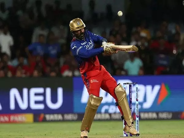 लोमरोर-कार्तिक ने आरसीबी को पीबीकेएस पर 4 विकेट से जीत दिलाई
