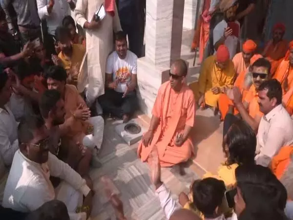 मुख्यमंत्री योगी आदित्यनाथ गोरखपुर में भगवान नरसिम्हा शोभा यात्रा में शामिल हुए