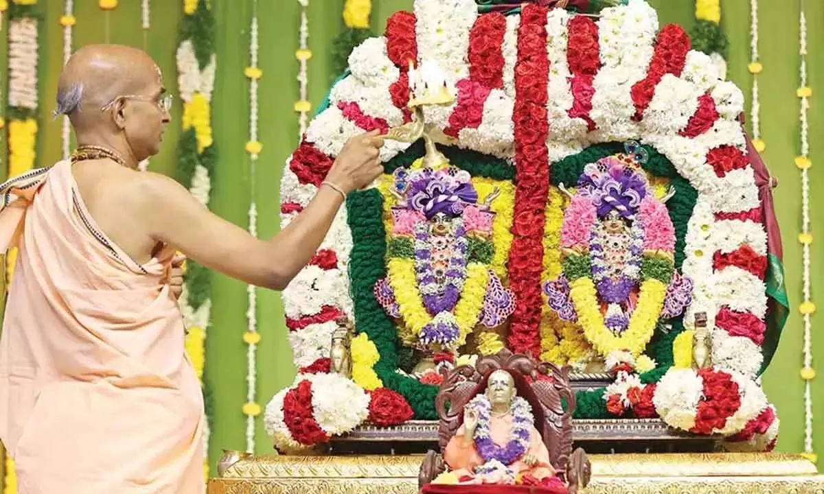 हरे कृष्ण स्वर्ण मंदिर में गौरा पूर्णिमा धूमधाम से मनाई जाती