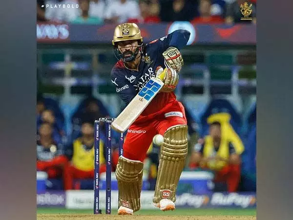 दिनेश कार्तिक ने आईपीएल में अब तक बाएं हाथ के तेज गेंदबाजों, खासकर सैम कुरेन पर हावी