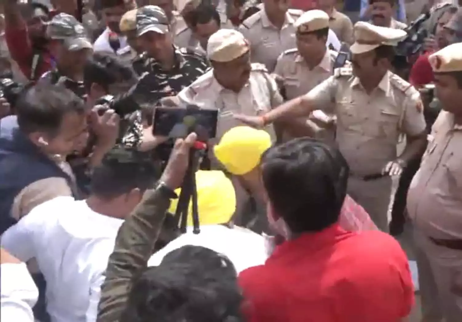 Delhi: आप के पीएम आवास के घेराव के ऐलान के बाद सुरक्षा-व्यवस्था कड़ी, VIDEO