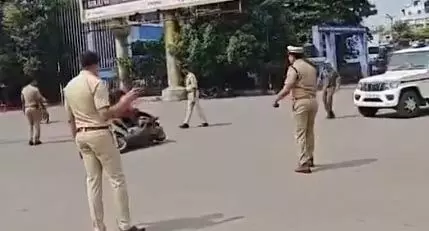 पुलिस से बचकर भाग रहे स्कूटी सवार घड़ी चौक में गिरे, वीडियो