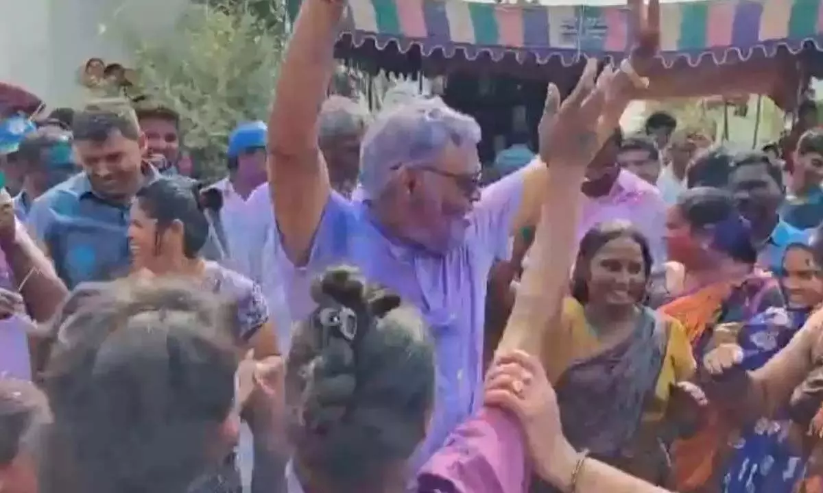 होली समारोह में मंत्री अंबाती ने किया डांस