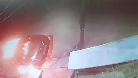 पेट्रोल डालकर बोलेनो कार को फूंका, सीसीटीवी में कैद हुए नकाबपोश बदमाश
