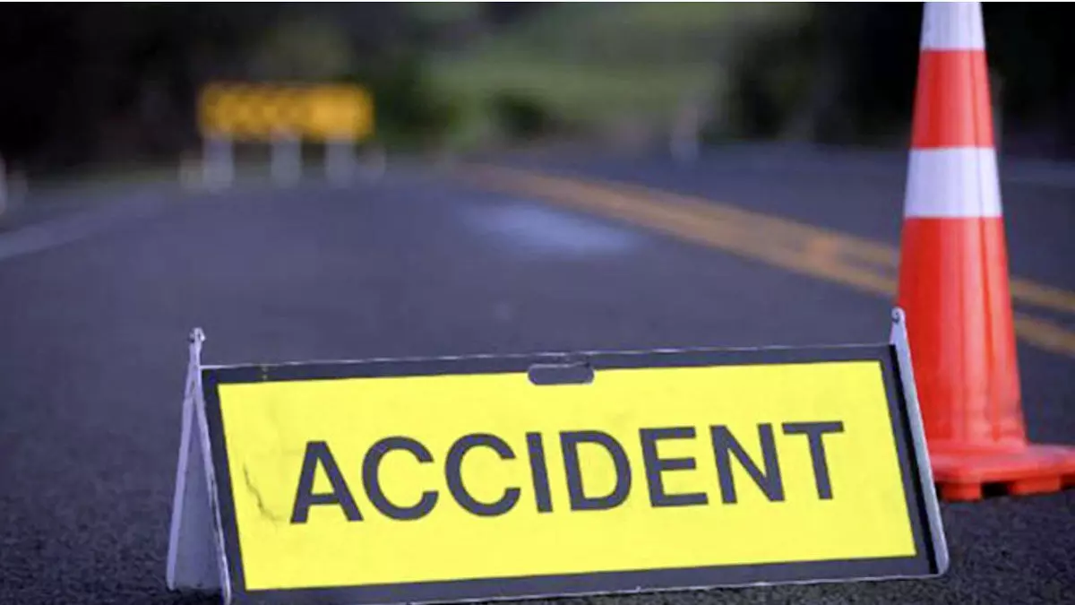 road accident : दो बाइकों की हुई भिड़ंत, महिला बच्चों समेत कुल आठ लोग घायल
