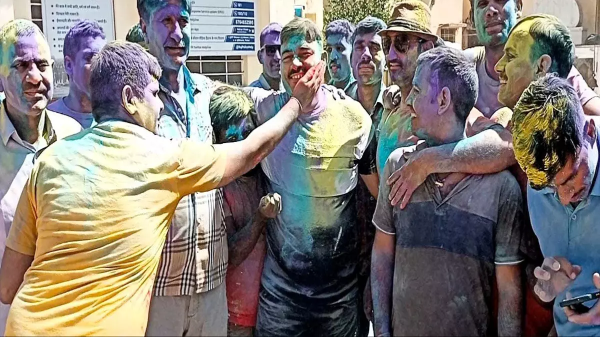 Bikaner : पुलिस के जवानों और अधिकारियों ने जमकर आज मनाई होली ,डीजे की धुन पर थिरके