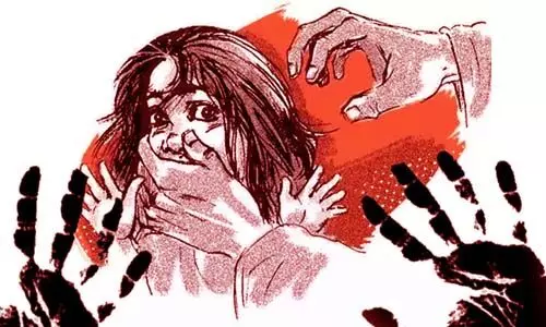 नाबालिग लड़की से यौन उत्पीड़न का आरोप, किशोर सहित दो गिरफ्तार