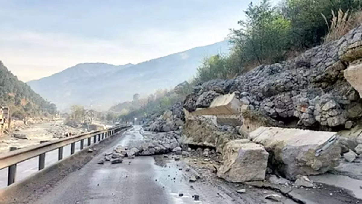 Kullu:  भूस्खलन से कुल्लू-मनाली फोरलेन पर वाहनों की आवाजाही बाधित