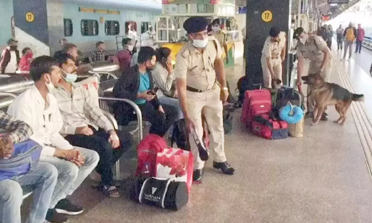 रेलवे पुलिस अलर्ट पर; सभी रेलवे कोच, बैग, सामान का निरीक्षण