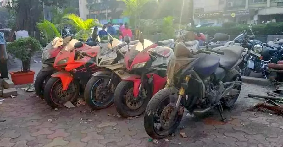 पुलिस ने आठ लावारिस मोटरसाइकिलों को जब्त किया