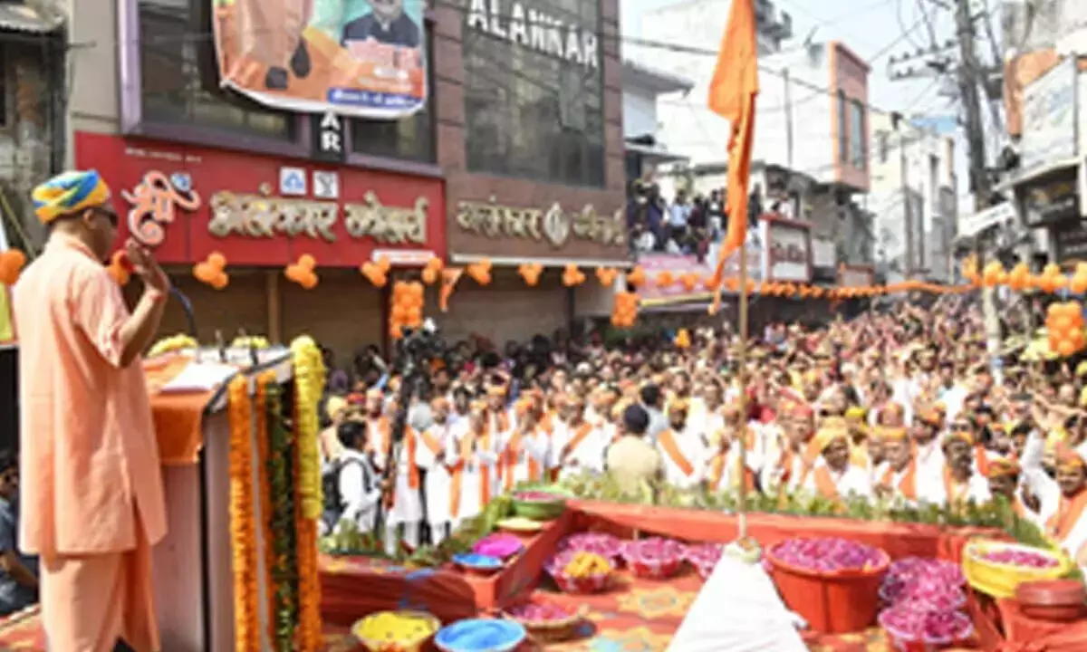 योगी आदित्यनाथ ने गोरखपुर में भगवान नरसिम्हा शोभा यात्रा का नेतृत्व