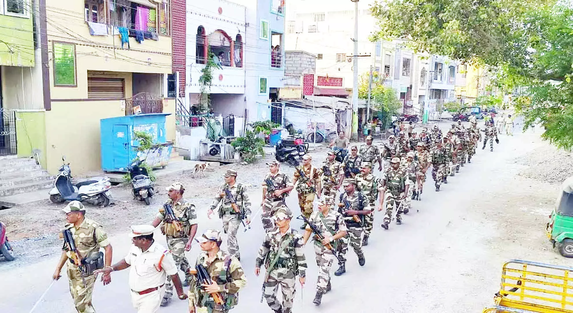 विजयवाड़ा: मतदाताओं में विश्वास जगाने के लिए पुलिस ने फ्लैग मार्च किया