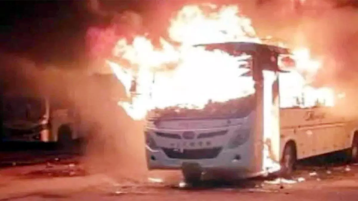 Deoria: बस डिपो में खड़ी गाड़ी में लगी भीषण आग, मौके पर पहुंची पुलिस और दमकल गाड़ियों