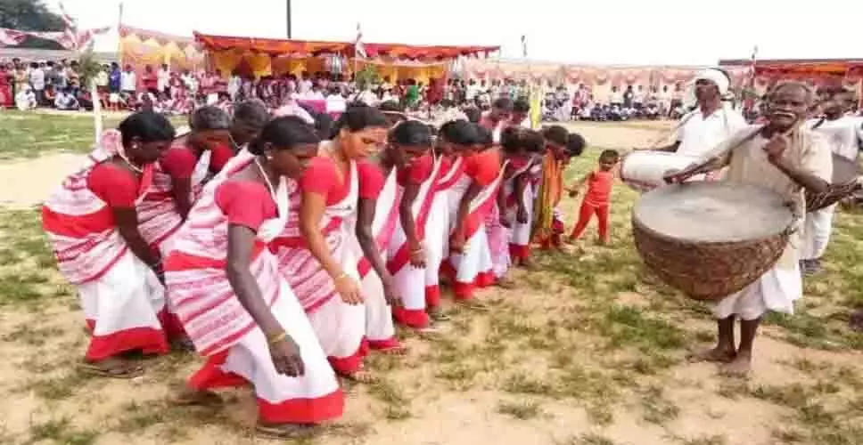 युवतियों का समूह लूर नृत्य पर होली गीतों से गूंज उठा