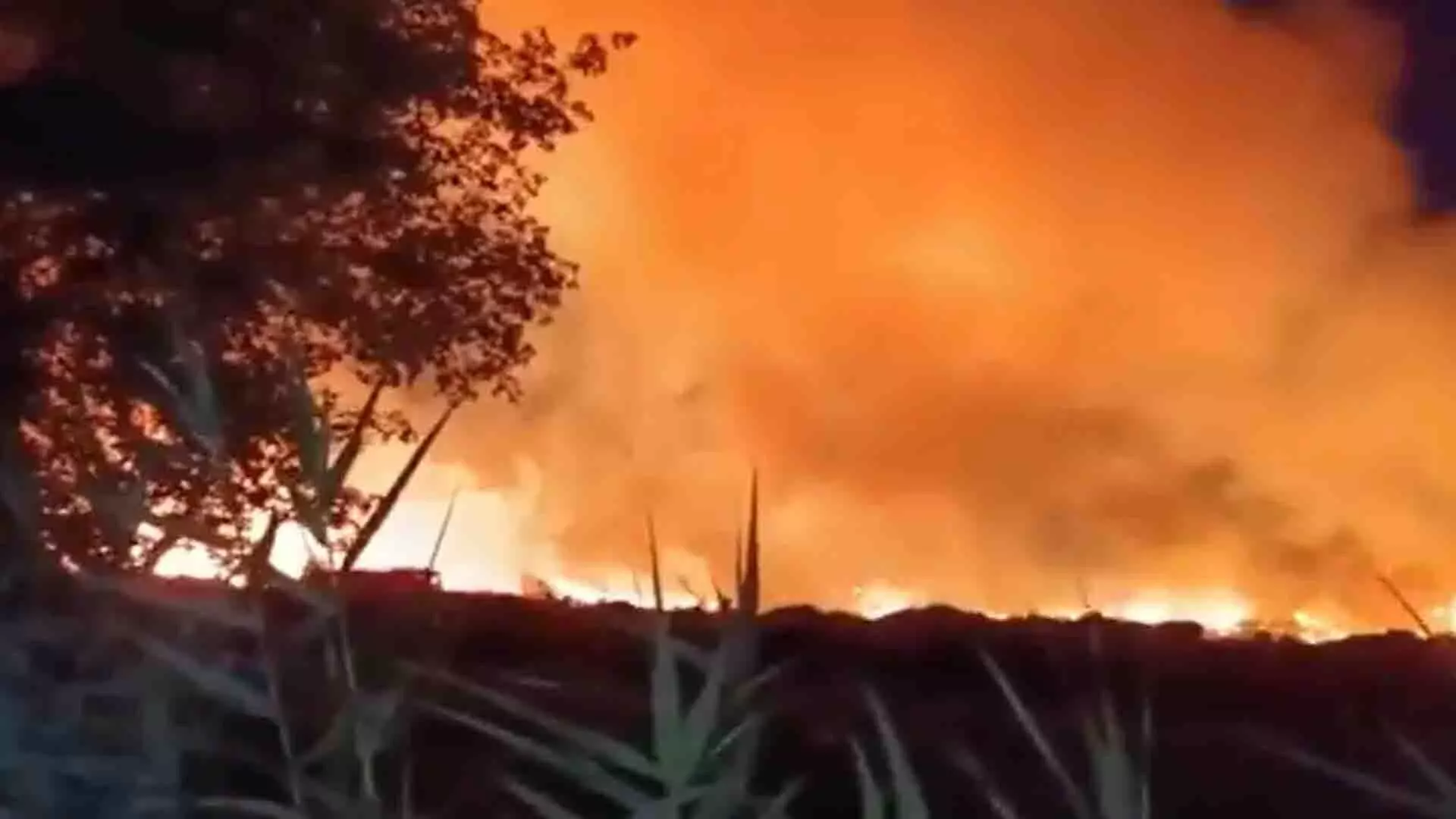 नोएडा डंपिंग यार्ड में भीषण आग 18 घंटे से अधिक समय से जल रही