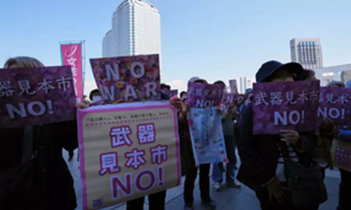 ढील के विरोध में जापानियों ने प्रधानमंत्री आवास के बाहर रैली निकाली