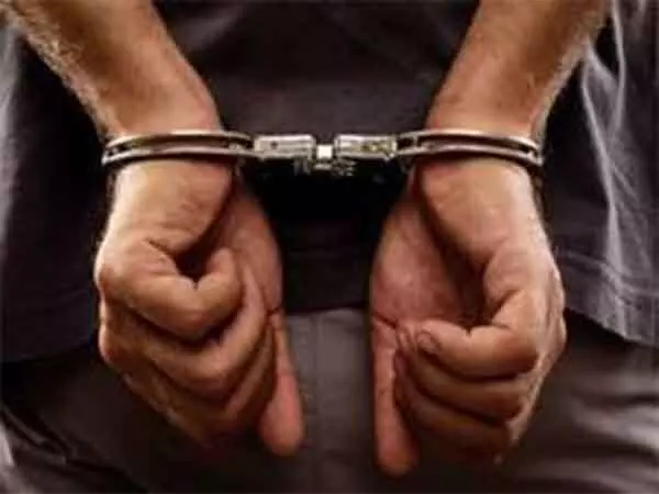रिश्वत मामले में दो लोगों में से एक गिरफ्तार