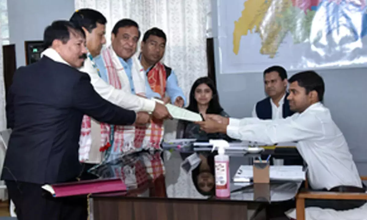 केंद्रीय मंत्री सर्बानंद सोनोवाल ने असम के डिब्रूगढ़ से नामांकन दाखिल किया