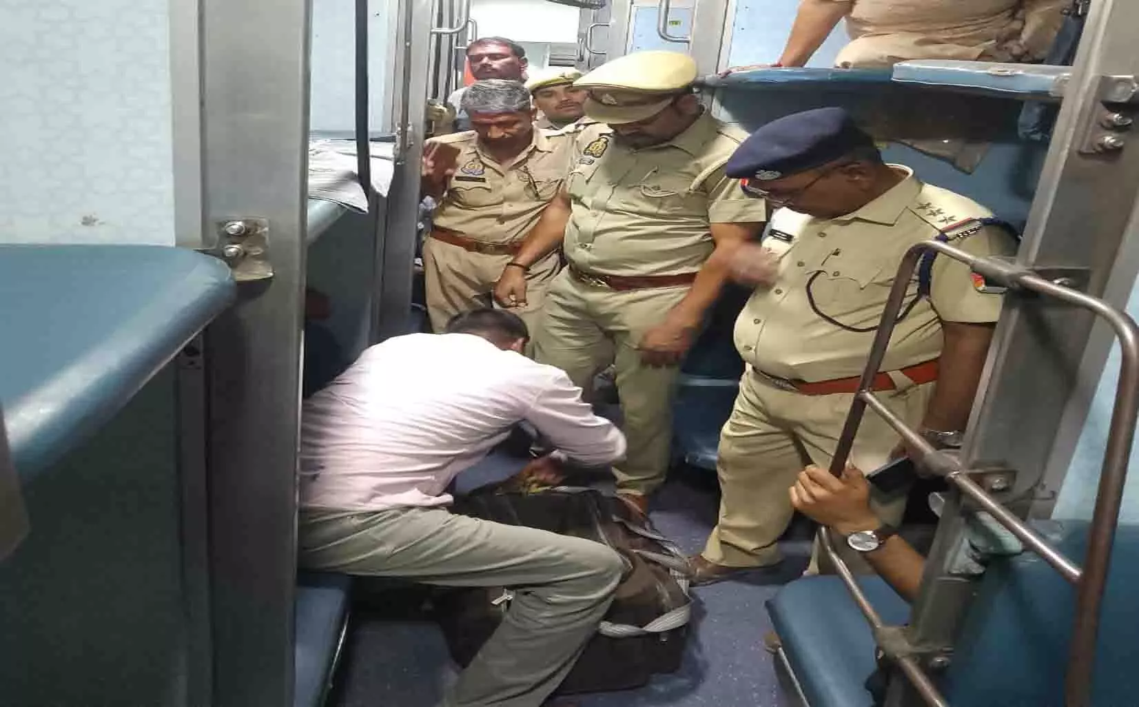 कामायनी एक्सप्रेस में बम होने की सूचना, पुलिस कर रही जांच