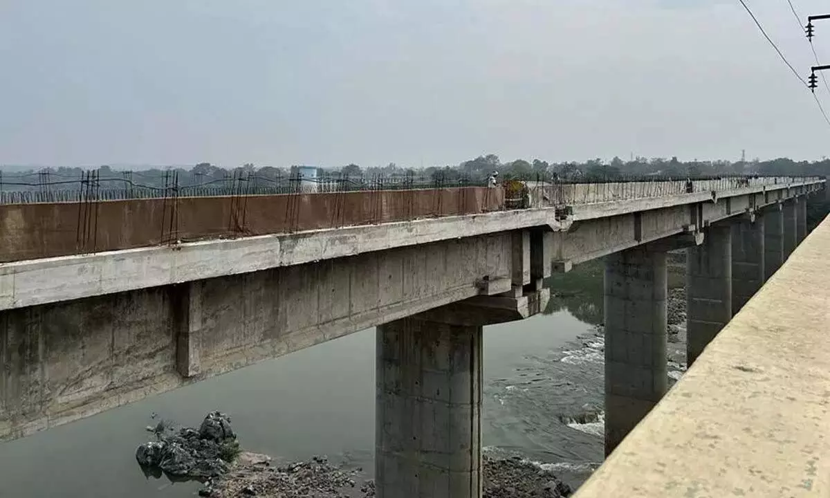 उच्च-स्तरीय पुल निर्माण में देरी हो रही