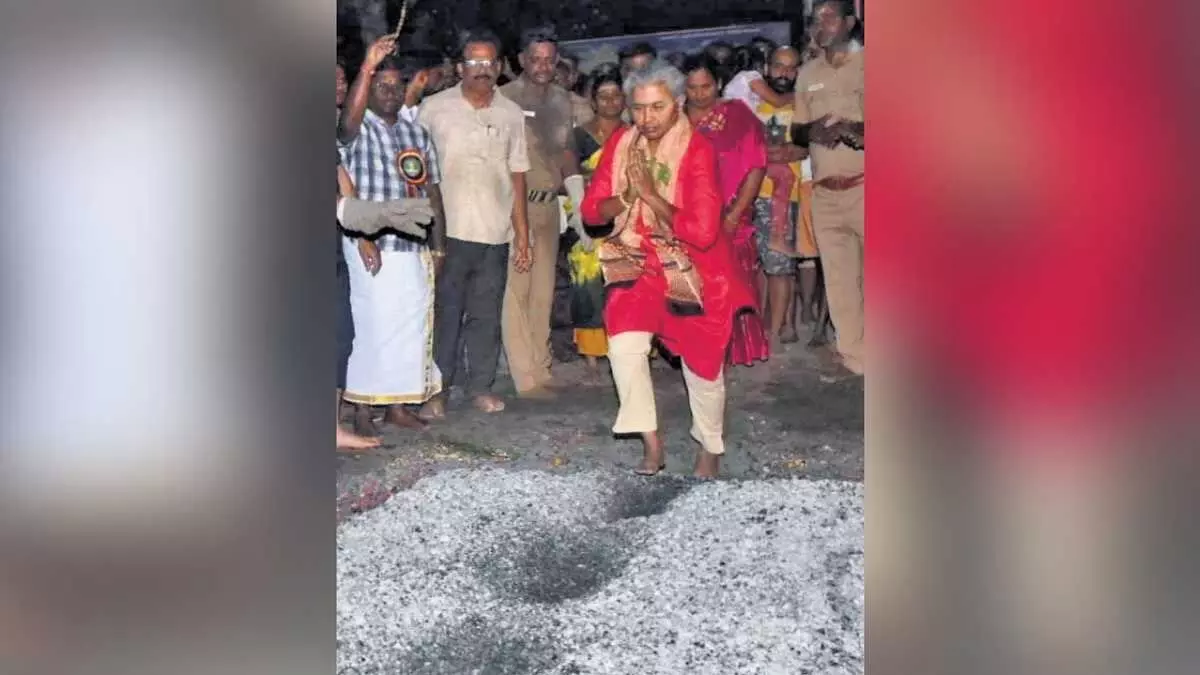 तमिलनाडु के गृह सचिव, भवानीसागर विधायक मरियम्मन मंदिर उत्सव में आग पर चले
