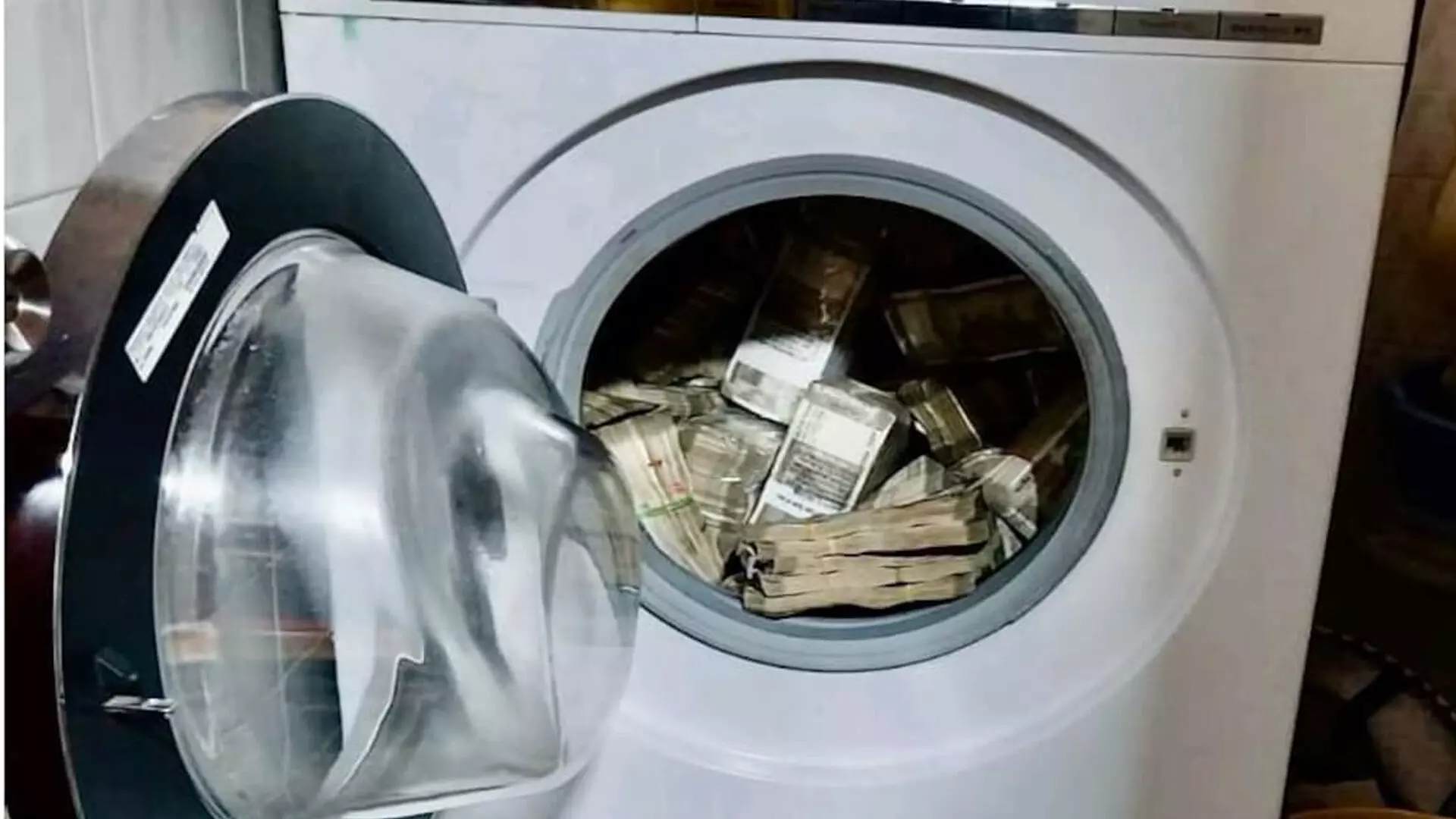 जांच एजेंसी को वॉशिंग मशीन में छिपाए गए ₹2.5 करोड़ मिले
