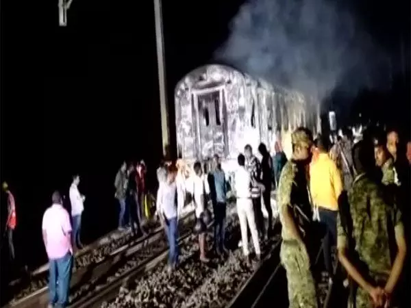 आरा के पास होली स्पेशल ट्रेन के एसी कोच में लगी आग, किसी के हताहत होने की सूचना नहीं