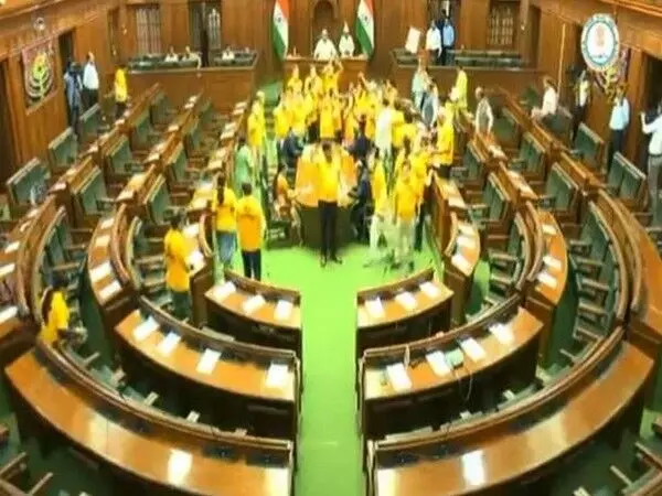 CM की गिरफ्तारी के विरोध में आप विधायकों ने दिल्ली विधानसभा में मैं भी केजरीवाल वाली पीली टी-शर्ट पहनी