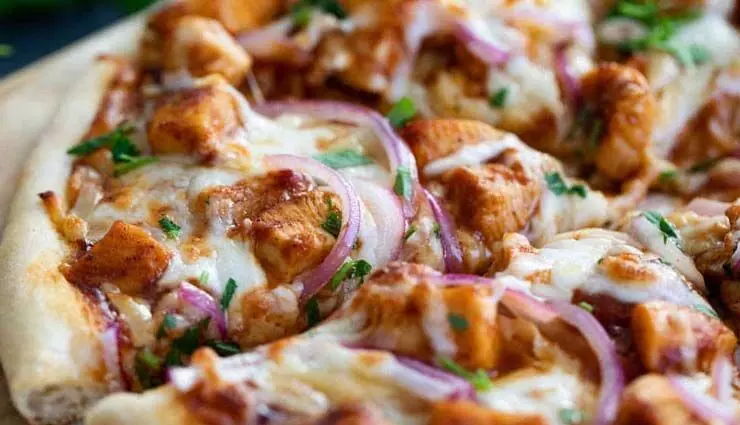 बीबीक्यू चिकन पिज़्ज़ा: क्लासिक पसंदीदा में एक स्वादिष्ट ट्विस्ट