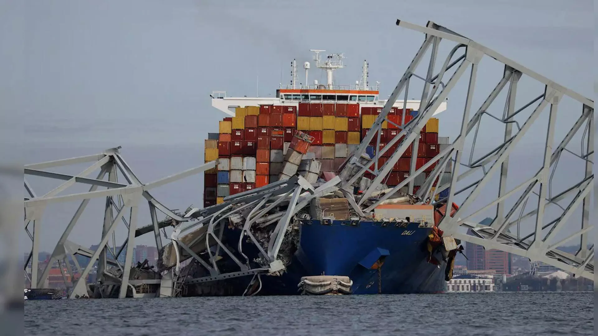 प्रस्थान के कुछ मिनट बाद, लड़खड़ाता कंटेनर जहाज अमेरिकी पुल से टकरा गया: वीडियो