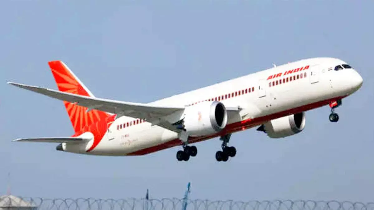 साढ़े चार घंटे लेट हुआ एयर इंडिया का विमान ,परेशान यात्रियों ने किया हंगामा