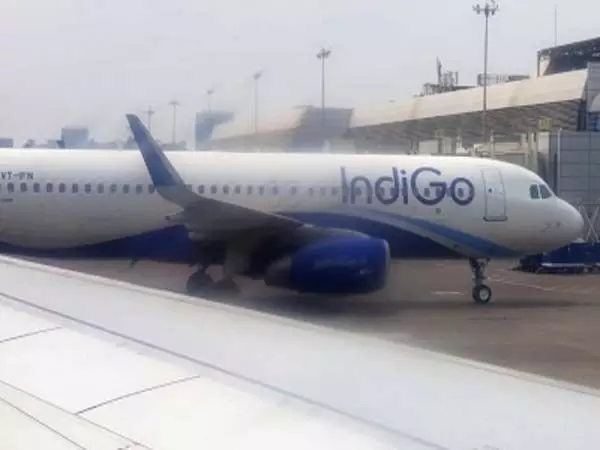 कोलकाता हवाईअड्डे पर इंडिगो, एयर इंडिया एक्सप्रेस के विमानों के बीच टक्कर बाल-बाल टली