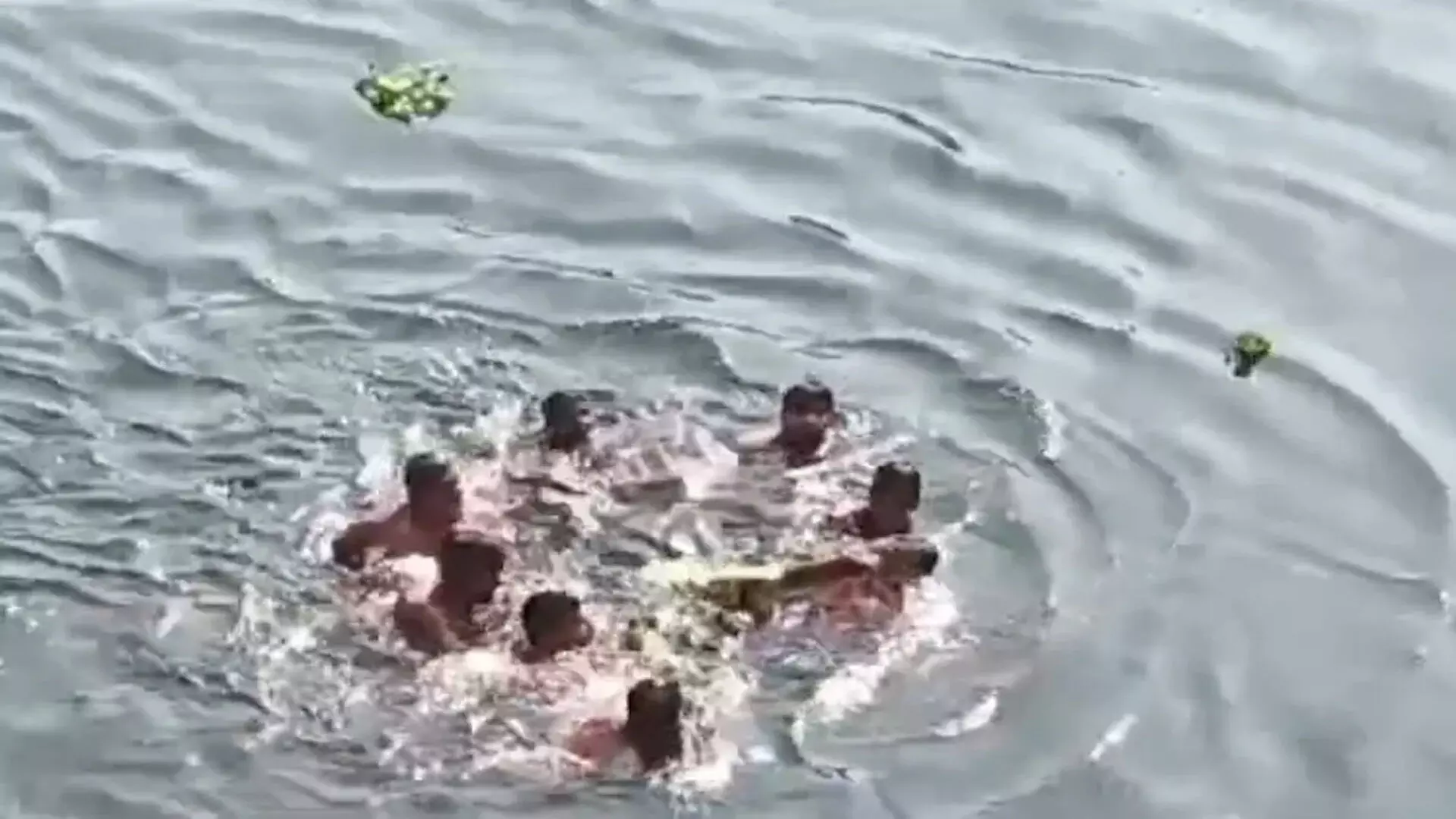 यूपी में पुल से नदी में कूदकर किशोर की आत्महत्या