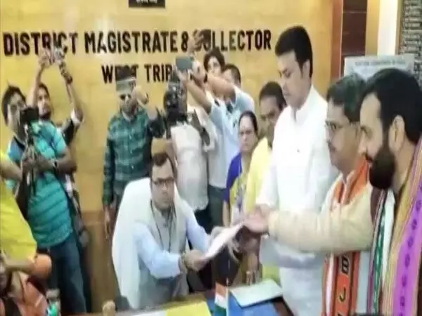 पश्चिम त्रिपुरा से भाजपा उम्मीदवार बिप्लब कुमार देब ने लोकसभा चुनाव के लिए अपना नामांकन पत्र दाखिल किया