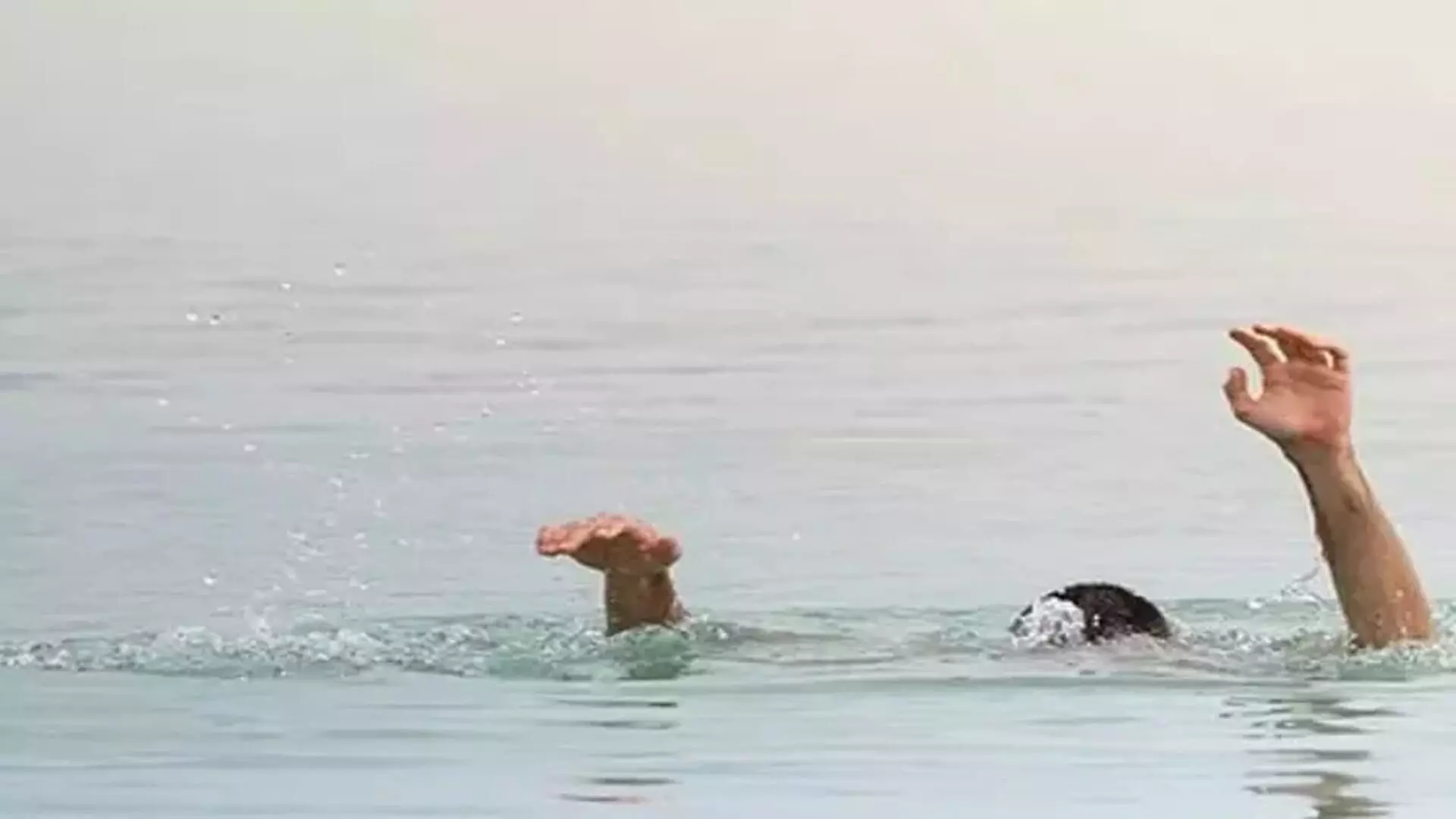 बोर्ड परीक्षा के बाद तैराकी करने गए दो छात्र समुद्र में डूबे, मचा कोहराम