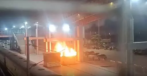 रायपुर रेलवे स्टेशन में आगजनी की घटना, सहमे ट्रेन यात्री