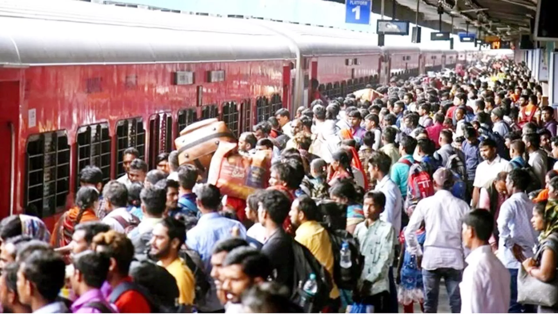 होली के बाद प्रदेश लौटने वाले यात्रियों की भीड़, ट्रेनों और बसों में भी उमड़ रहे लोग