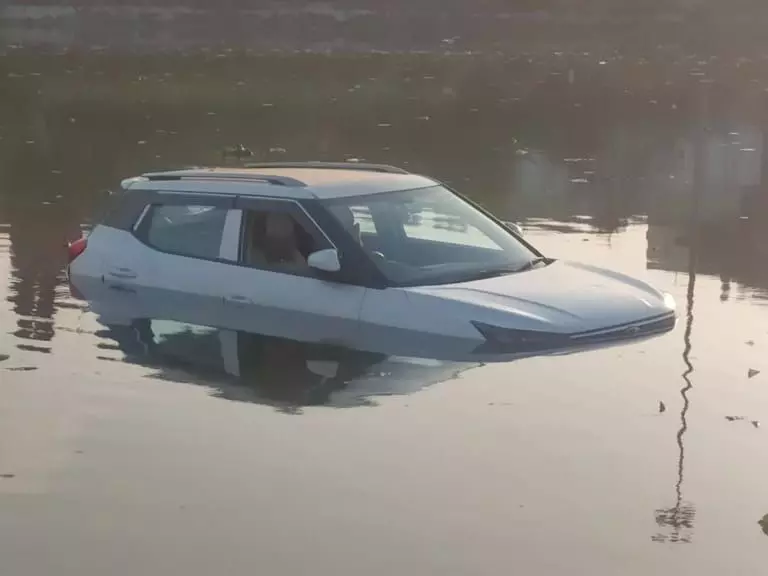 रिवर्स गियर में कार चला रहे तनमय का गाड़ी से नियंत्रण छूटा, गोमती नदी में गिरी