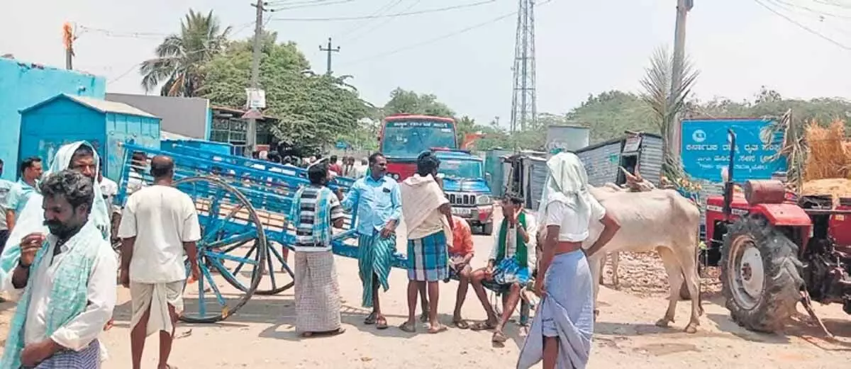 ग्रामीणों ने किया मतदान का बहिष्कार, सड़कों को गाड़ियों से अवरुद्ध करना शुरू