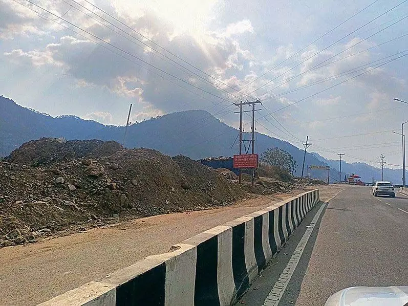 राष्ट्रीय राजमार्ग के किनारे कठेर बाईपास पर निर्माण और विध्वंस कचरे की अवैध डंपिंग स्थानीय लोगों के लिए चिंता का कारण बन गई