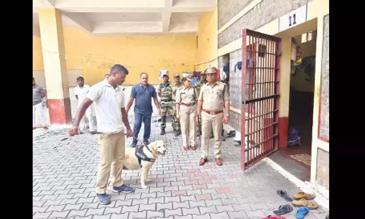मतदान से पहले पुलिस ने मैसूरु जेल में तलाशी ली