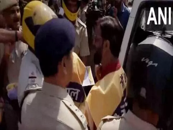 केजरीवाल की गिरफ्तारी के खिलाफ प्रदर्शन कर रहे आप कार्यकर्ताओं को पुलिस ने हिरासत में लिया
