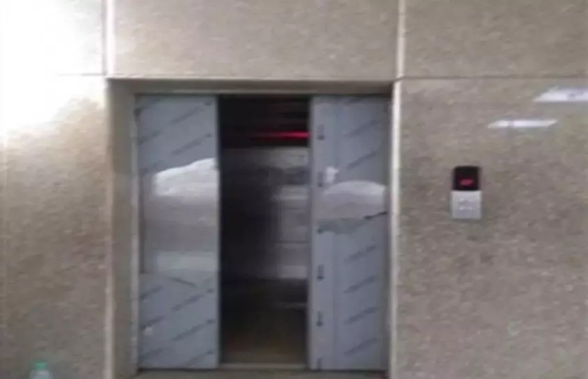 एवीजे हाइट्स सोसाइटी में पति-पत्नी लिफ्ट में 30 मिनट फंसे रहे
