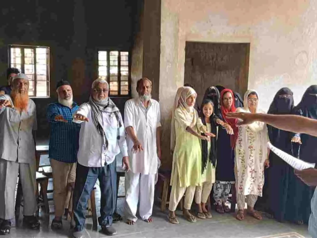 मदरसा मुफीदुल इस्लाम में मतदाताओं एवं छात्र-छात्राओं को मतदान की शपथ दिलाई गई