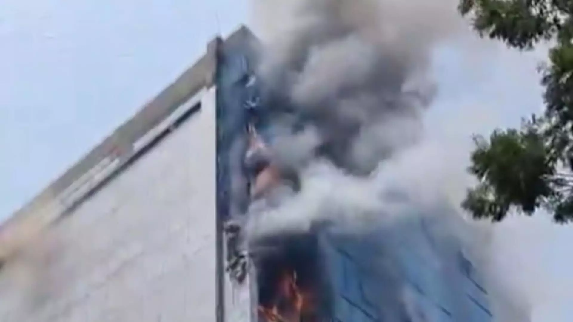 मलाड पूर्व में वर्दमान गारमेंट की दुकान में भीषण आग, कोई हताहत नहीं