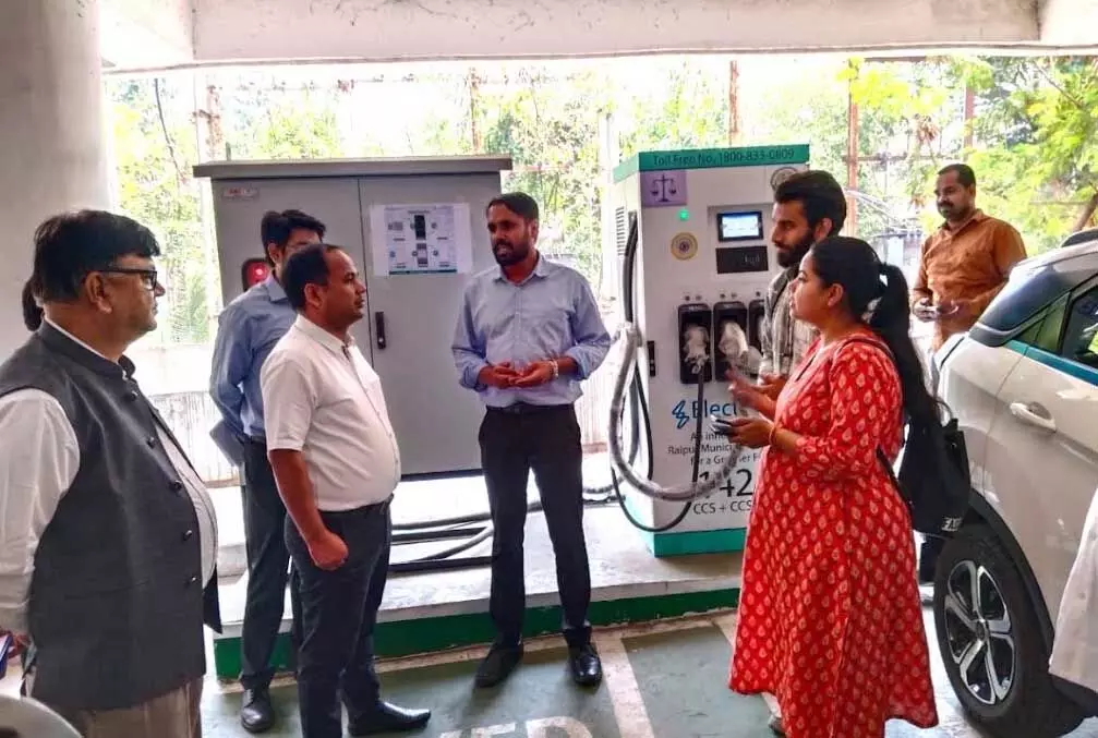 कलेक्टर गौरव सिंह ने मल्टीलेवल पार्किंग में स्थापित इलेक्ट्रिक चार्जिंग स्टेशन का किया निरीक्षण