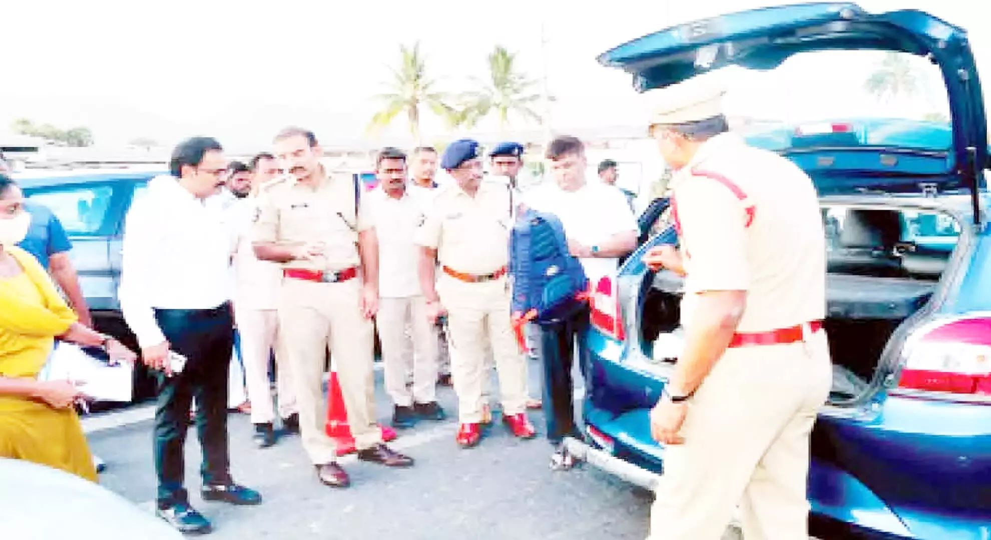 गुंटूर: कलेक्टर एम वेणुगोपाल रेड्डी, एसपी ने वाहन चेकिंग का निरीक्षण किया