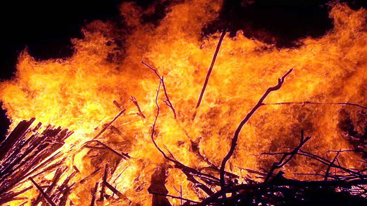 Baharagora : देर रात्रि झोपड़ी में लगी आग, कोई हताहत नहीं