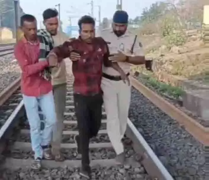 डायल 112 के जवान ने युवक की बचाई जान, रेलवे ट्रैक पर लेटा था शख्स