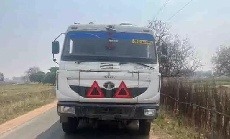 प्रधानमंत्री ग्रामीण सडकों पर प्राईवेट ओभरलोड चार पहिया वाहनों का कब्जा